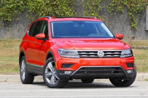 VOLKSWAGEN TIGUAN II AD1 2016-2020 PRZED FACELIFTINGIEM KRATKA ZDERZAKA PRZEDNIEGO ŚRODKOWA 5NN853677G