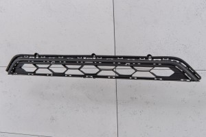 VOLKSWAGEN TIGUAN II AD1 2016-2020 PRZED FACELIFTINGIEM KRATKA ZDERZAKA PRZEDNIEGO ŚRODKOWA 5NN853677G