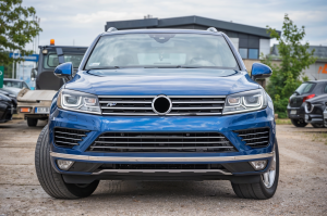 VOLKSWAGEN TOUAREG II 7P 2014-2018 PO FACELIFTINGU CHROMOWANA LISTWA PRZEDNIEGO ZDERZAKA ŚRODKOWA DOLNA 7P6853079