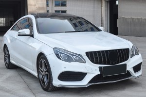 MERCEDES E-CLASS C207 COUPE 2014-2017 PO FACELIFTINGU GRILL GT PANAMERICANA Z KAMERĄ CZARNY