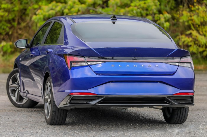 HYUNDAI ELANTRA VII CN7 2020+ KOMPLETNY ZDERZAK TYLNY Z ODBLASKAMI BEZ PDC 86610AA010