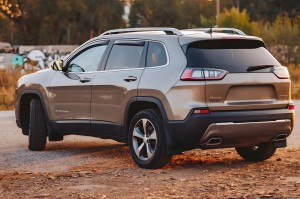 JEEP CHEROKEE V KL 2018-2023 PO FACELIFTINGU LAMPA PRZECIWMGIELNA TYLNA LEWA LED W BŁOTNIK 68275957AC