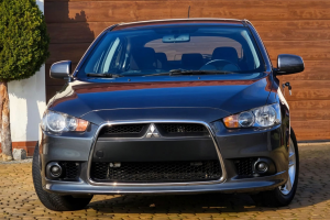 MITSUBISHI LANCER VIII SEDAN 2008-2015 CHROMOWANA RAMKA WOKÓŁ GRILLA 6400B398