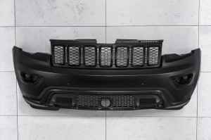 JEEP GRAND CHEROKEE IV WK2 2017-2021 PO DRUGIM FACELIFTINGU KOMPLETNY ZDERZAK PRZEDNI Z PDC BEZ SPRYSKIWACZY Z CZARNYM GRILLEM 68333498AA