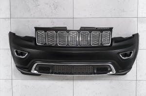 JEEP GRAND CHEROKEE IV WK2 2017-2021 PO DRUGIM FACELIFTINGU KOMPLETNY ZDERZAK PRZEDNI BEZ PDC BEZ SPRYSKIWACZY Z CHROMOWANYM GRILLEM 68333498AA