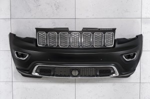 JEEP GRAND CHEROKEE IV WK2 2017-2021 PO DRUGIM FACELIFTINGU KOMPLETNY ZDERZAK PRZEDNI GÓRNY Z PDC BEZ SPRYSKIWACZY Z GRILLEM 68333498AA