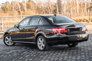 MERCEDES E-CLASS W212 2009-2013 PRZED FACELIFTINGIEM CHROMOWANA LISTWA TYLNYCH DRZWI LEWA A2126902962