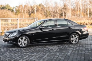 MERCEDES E-CLASS W212 2009-2013 PRZED FACELIFTINGIEM CHROMOWANA LISTWA TYLNYCH DRZWI LEWA A2126902962