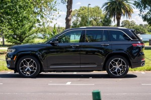 JEEP GRAND CHEROKEE V WL 2020+ BŁOTNIK PRZEDNI LEWY 68465273AD