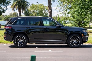 JEEP GRAND CHEROKEE V WL 2020+ BŁOTNIK PRZEDNI PRAWY 68465272AD