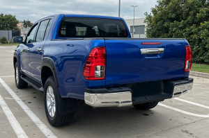 TOYOTA HILUX VIII AN120 2015+ TYLNY ZDERZAK STAL CHROM