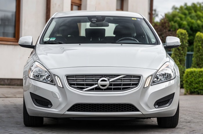 VOLVO V60 II 2010-2013 PRZED FACELIFTINGIEM ZDERZAK PRZEDNI 39802501 / 30795006