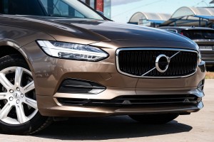 VOLVO V90 2016-2020 PRZED FACELIFTINGIEM KRATKA ŚRODKOWA PRZEDNIEGO ZDERZAKA Z PDC 32227521 