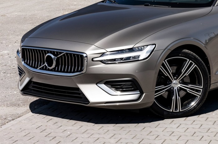 VOLVO V60 II 2018+ KRATKA PRZEDNIEGO ZDERZAKA Z PDC LEWA 31455636