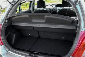 TOYOTA YARIS III XP130 2011-2017 PRZED FACELIFITINGIEM PÓŁKA BAGAŻNIKA 64330-0D240