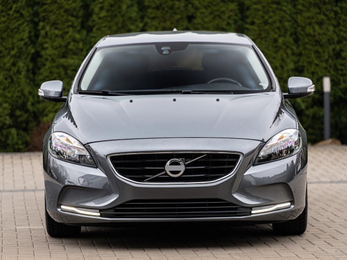 VOLVO V40 II 2012-2019 KRATKA ŚRODKOWA PRZEDNIEGO ZDERZAKA 31283743