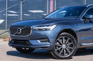 VOLVO XC60 II 2017-2021 PRZED FACELIFTINGIEM LISTWA PRZEDNIEGO ZDERZAKA CZARNA LEWA 31407981