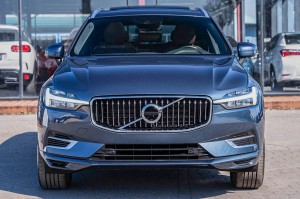 VOLVO XC60 II 2017-2021 PRZED FACELIFTINGIEM LISTWA PRZEDNIEGO ZDERZAKA CZARNA LEWA 31407981