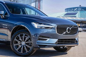 VOLVO XC60 II 2017-2021 PRZED FACELIFTINGIEM KRATKA PRZEDNIEGO ZDERZAKA ŚRODKOWA 32296070