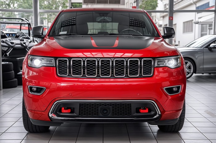 JEEP GRAND CHEROKEE IV WK2 2017-2021 PO DRUGIM FACELIFTINGU KOMPLETNY ZDERZAK PRZEDNI Z PDC BEZ SPRYSKIWACZY Z CHROMOWANYM GRILLEM 68333498AA