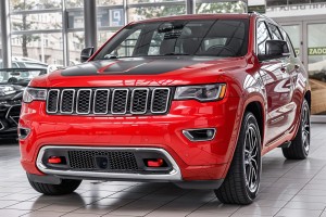JEEP GRAND CHEROKEE IV WK2 2017-2021 PO DRUGIM FACELIFTINGU KOMPLETNY CHROMOWANY ZDERZAK PRZEDNI Z PDC BEZ SPRYSKIWACZY Z CHROMOWANYM GRILLEM 68333498AA