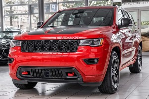 JEEP GRAND CHEROKEE IV WK2 2017-2021 PO DRUGIM FACELIFTINGU CZARNY KOMPLETNY ZDERZAK PRZEDNI Z PDC BEZ SPRYSKIWACZY 68333498AA