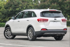 KIA SORENTO III UM 2014-2020 KAMERA COFANIA FULL HD DYNAMICZNE LINIE ZINTEGROWANA Z LAMPĄ