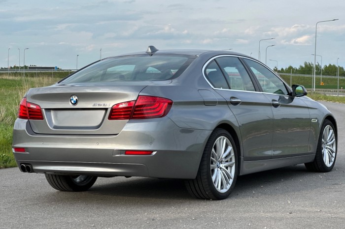 BMW SERIA 5 F10 2010-2017 KAMERA COFANIA FULL HD DYNAMICZNE LINIE ZINTEGROWANA Z KLAMKĄ KLAPY TYLNEJ