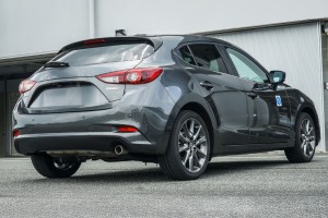MAZDA 3 III BM BN 2014-2018 KAMERA COFANIA FULL HD DYNAMICZNE LINIE ZINTEGROWANA Z LAMPĄ TABLICY