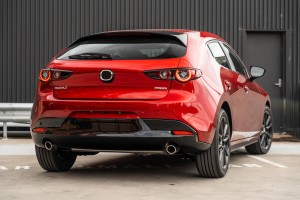 MAZDA 3 IV BP 2019+ KAMERA COFANIA FULL HD DYNAMICZNE LINIE ZINTEGROWANA Z LAMPĄ TABLICY