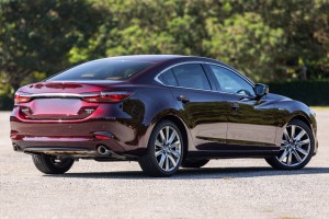 MAZDA 6 III GJ GL 2012-2023 KAMERA COFANIA FULL HD DYNAMICZNE LINIE ZINTEGROWANA Z LAMPĄ TABLICY