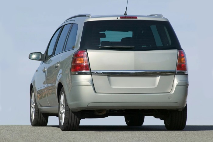OPEL ZAFIRA 2005-2014 KAMERA COFANIA FULL HD DYNAMICZNE LINIE ZINTEGROWANA Z LAMPĄ TABLICY