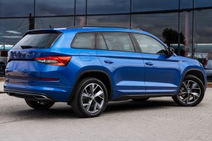SKODA KODIAQ I NS7 2016-2023 KAMERA COFANIA FULL HD DYNAMICZNE LINIE ZINTEGROWANA Z KLAMKĄ KLAPY TYLNEJ