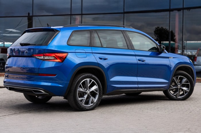 SKODA KODIAQ I NS7 2016-2023 KAMERA COFANIA FULL HD DYNAMICZNE LINIE ZINTEGROWANA Z KLAMKĄ KLAPY TYLNEJ