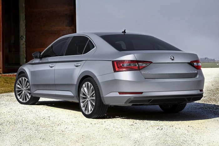 SKODA SUPERB II III KAMERA COFANIA FULL HD DYNAMICZNE LINIE ZINTEGROWANA Z KLAMKĄ KLAPY TYLNEJ