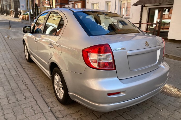 SUZUKI SX4 I GY SEDAN 2006-2013 KAMERA COFANIA FULL HD DYNAMICZNE LINIE ZINTEGROWANA Z LAMPĄ TABLICY
