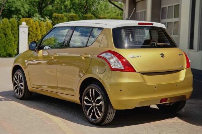 SUZUKI SWIFT V 2010-2017 KAMERA COFANIA FULL HD DYNAMICZNE LINIE ZINTEGROWANA Z LAMPĄ TABLICY