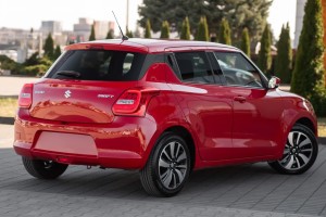 SUZUKI SWIFT VI 2017-2024 KAMERA COFANIA FULL HD DYNAMICZNE LINIE ZINTEGROWANA Z LAMPĄ TABLICY