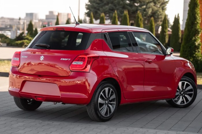 SUZUKI SWIFT VI 2017-2024 KAMERA COFANIA FULL HD DYNAMICZNE LINIE ZINTEGROWANA Z LAMPĄ TABLICY