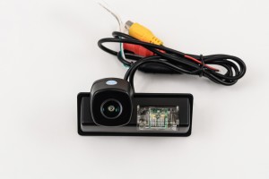 SUZUKI SWIFT VI 2017-2024 KAMERA COFANIA FULL HD DYNAMICZNE LINIE ZINTEGROWANA Z LAMPĄ TABLICY