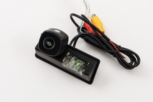 SUZUKI SWIFT VI 2017-2024 KAMERA COFANIA FULL HD DYNAMICZNE LINIE ZINTEGROWANA Z LAMPĄ TABLICY