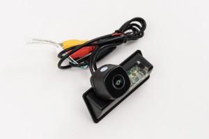 SUZUKI SWIFT VI 2017-2024 KAMERA COFANIA FULL HD DYNAMICZNE LINIE ZINTEGROWANA Z LAMPĄ TABLICY