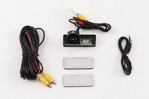 SUZUKI SWIFT VI 2017-2024 KAMERA COFANIA FULL HD DYNAMICZNE LINIE ZINTEGROWANA Z LAMPĄ TABLICY