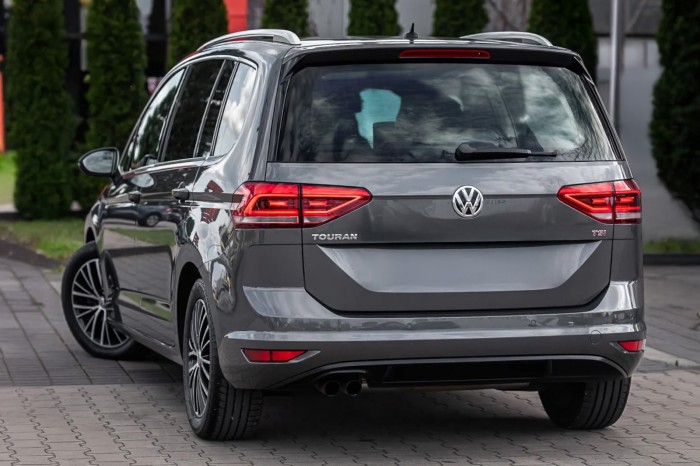 VOLKSWAGEN TOURAN II 5T 2015+ KAMERA COFANIA FULL HD DYNAMICZNE LINIE ZINTEGROWANA Z KLAMKĄ KLAPY TYLNEJ
