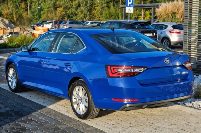 SKODA SUPERB III B8 2015-2024 KAMERA COFANIA FULL HD DYNAMICZNE LINIE ZINTEGROWANA Z KLAMKĄ KLAPY TYLNEJ