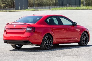 SKODA OCTAVIA III 5E 2017-2020 PO LIFTINGU KAMERA COFANIA FULL HD DYNAMICZNE LINIE ZINTEGROWANA Z KLAMKĄ KLAPY TYLNEJ