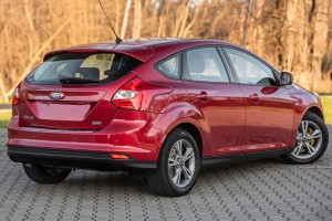 FORD FOCUS MK3 III 2010-2015 PRZED FACELIFTINGIEM KAMERA COFANIA FULL HD DYNAMICZNE LINIE ZINTEGROWANA Z KLAMKĄ KLAPY TYLNEJ