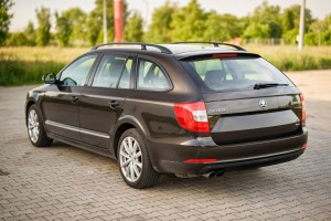 SKODA SUPERB II 2008-2015 KAMERA COFANIA FULL HD DYNAMICZNE LINIE ZINTEGROWANA Z KLAMKĄ KLAPY TYLNEJ