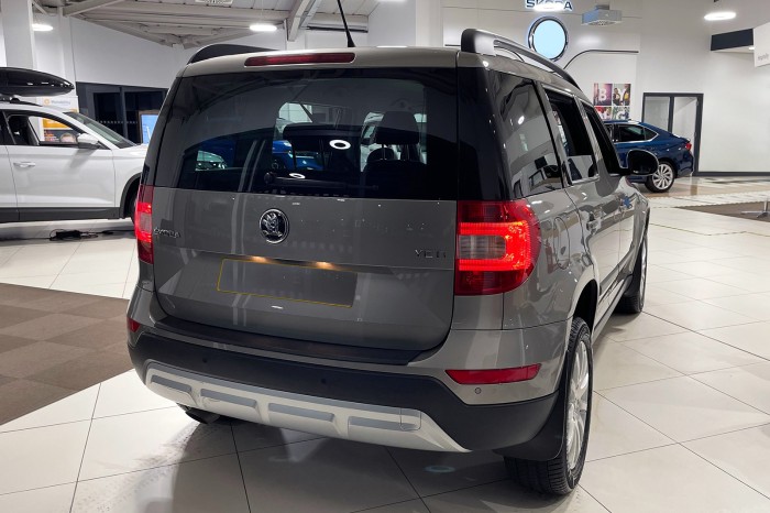 SKODA YETI 2009-2018 KAMERA COFANIA FULL HD DYNAMICZNE LINIE ZINTEGROWANA Z KLAMKĄ KLAPY TYLNEJ