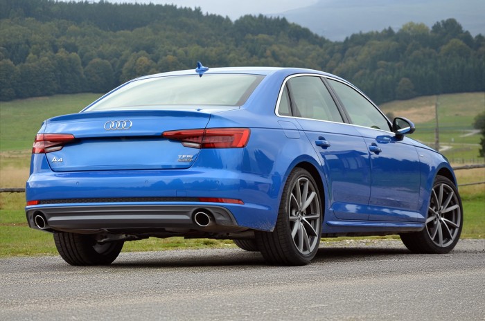AUDI A4 B9 2015-2019 PRZED FACELIFTINGIEM KAMERA COFANIA FULL HD DYNAMICZNE LINIE ZINTEGROWANA Z KLAMKĄ KLAPY TYLNEJ
